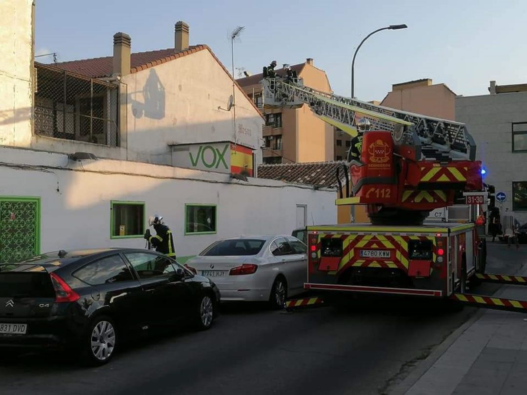 Imagen de la actuación de los bomberos en la sede de Vox en Parla tras recibir el ataque. Imagen de la actuación de los bomberos en la sede de Vox en Parla tras recibir el ataque.