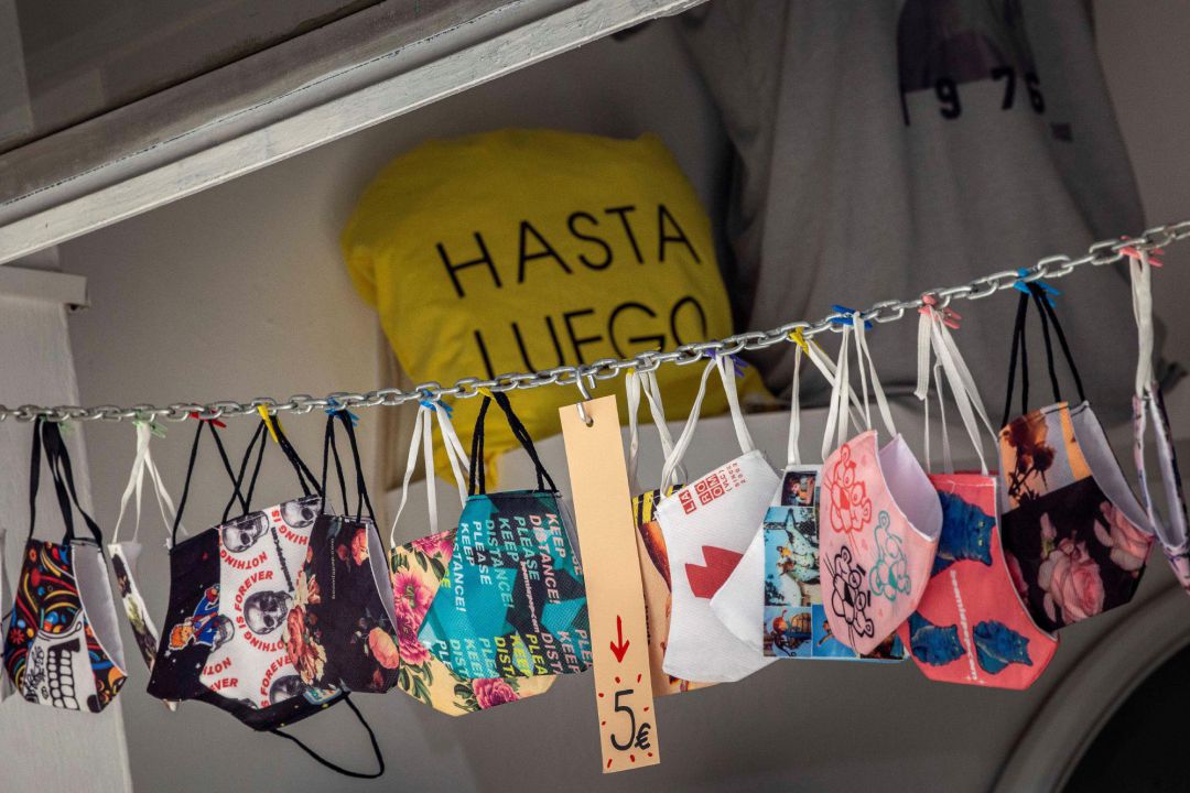 Varias mascarillas son expuestas para su venta en una tienda del centro histórico de Valencia mientras algunos partidos políticos han abierto el debate sobre el fin de la mascarilla obligatoria al aire libre. Varias mascarillas son expuestas para su venta en una tienda del centro histórico de Valencia mientras algunos partidos políticos han abierto el debate sobre el fin de la mascarilla obligatoria al aire libre.