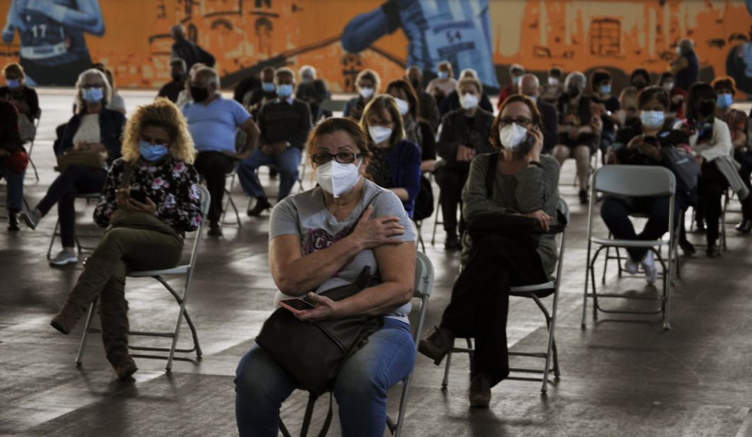 Fila de pacientes que esperan sentados tras recibir la vacuna de AstraZeneca en Ourense. Fila de pacientes que esperan sentados tras recibir la vacuna de AstraZeneca en Ourense.