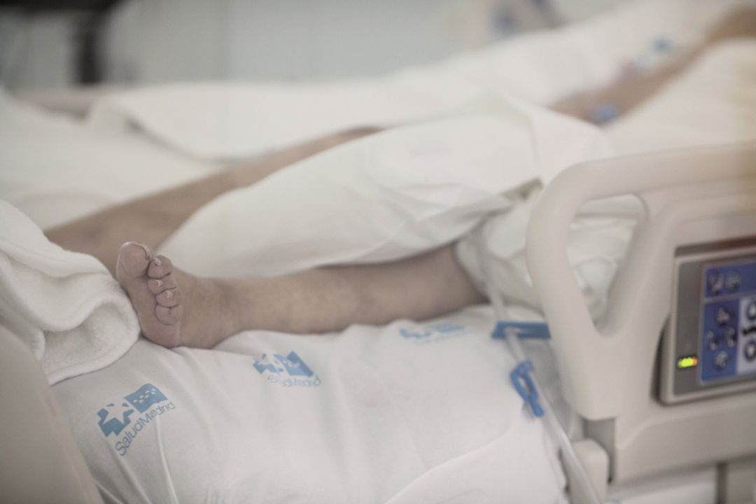 Pie de un enfermo en una cama de la UCI del Hospital de Emergencias Isabel Zendal Pie de un enfermo en una cama de la UCI del Hospital de Emergencias Isabel Zendal