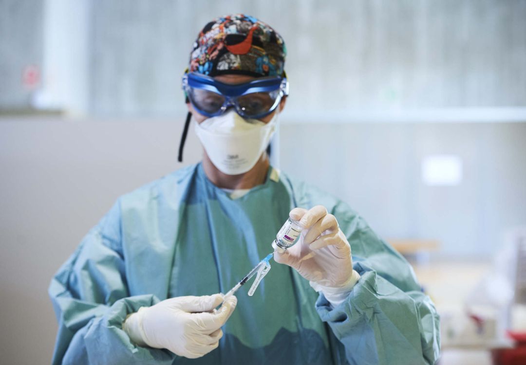 Una profesional sanitaria sostiene un vial con la vacuna del coronavirus Una profesional sanitaria sostiene un vial con la vacuna del coronavirus
