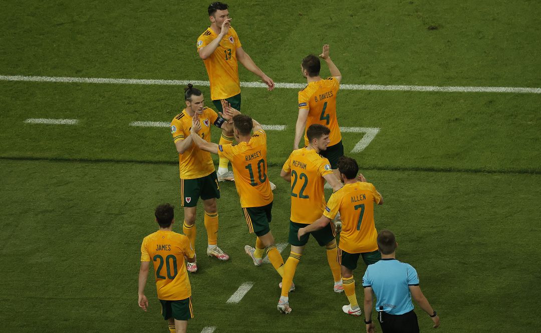 Gales celebra el primer gol del partido Gales celebra el primer gol del partido