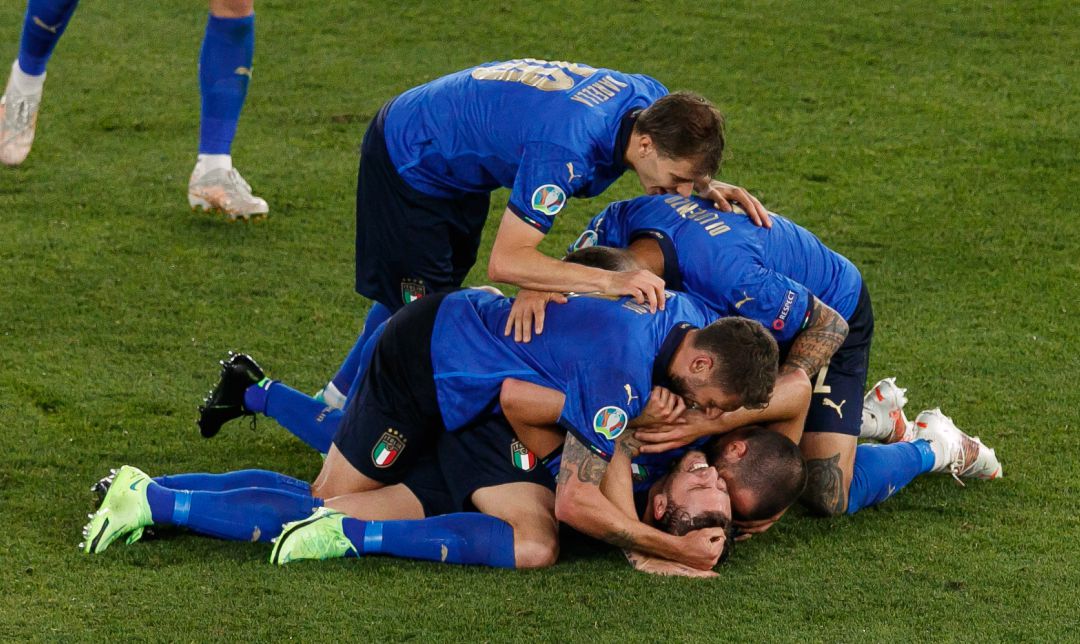 La selección italiana celebra uno de los goles del partido La selección italiana celebra uno de los goles del partido