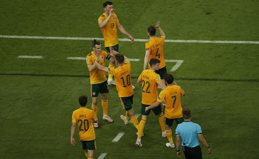 Los jugadores galeses celebran el gol de Ramsey Los jugadores galeses celebran el gol de Ramsey