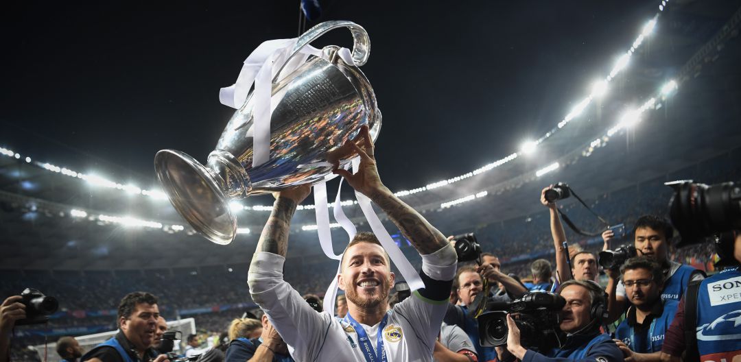 Sergio Ramos levanta la decimotercera Copa de Europa en Kiev Sergio Ramos levanta la decimotercera Copa de Europa en Kiev