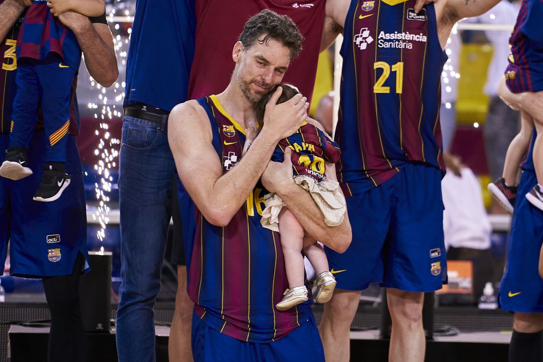 Pau Gasol, con su hija, tras ganar la Liga ACB con el FC Barcelona. Pau Gasol, con su hija, tras ganar la Liga ACB con el FC Barcelona.