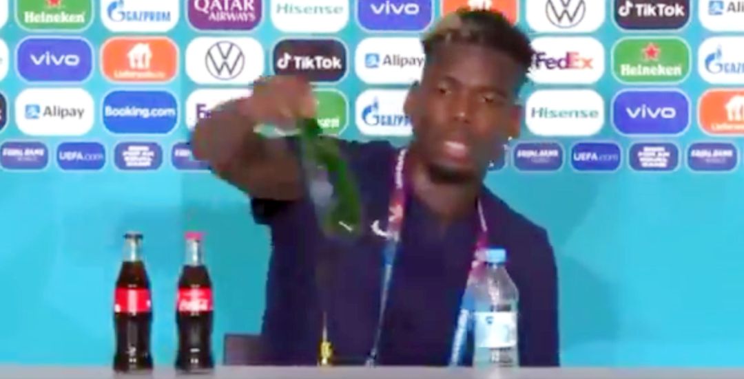 Paul Pogba, retirando la botella de cerveza de la sala de prensa. Paul Pogba, retirando la botella de cerveza de la sala de prensa.