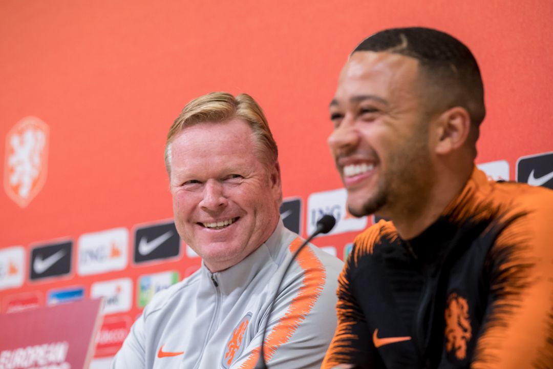 Depay y Koeman ríen en rueda de prensa Depay y Koeman ríen en rueda de prensa