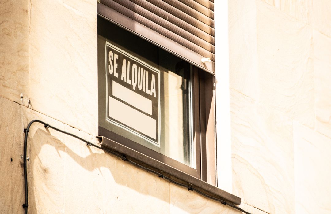 Cartel de se alquila en una vivienda. Cartel de se alquila en una vivienda.