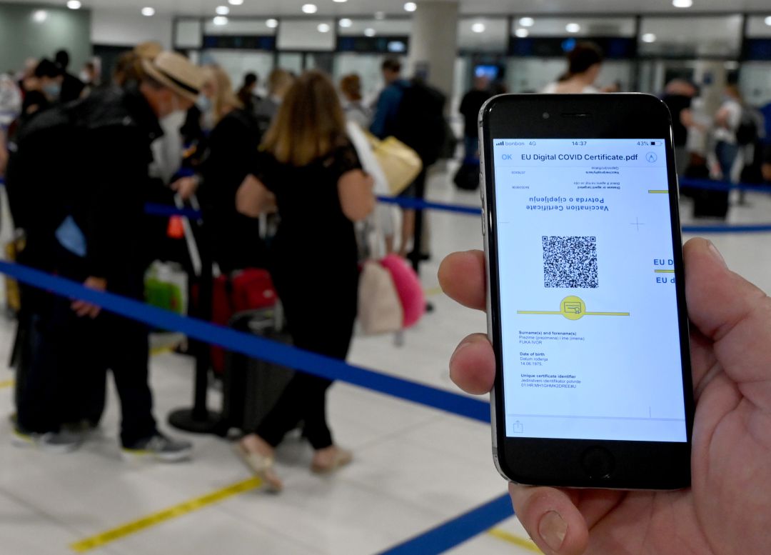 Un pasajero muestra el código QR de su certificado verde digital en el aeropuerto de Zagreb-Pleso (Croacia). Un pasajero muestra el código QR de su certificado verde digital en el aeropuerto de Zagreb-Pleso (Croacia).
