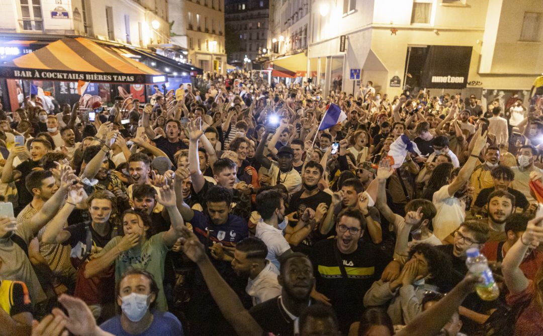 Celebraciones en París por el triunfo de Francia contra Alemania en la Eurocopa de fútbol. Celebraciones en París por el triunfo de Francia contra Alemania en la Eurocopa de fútbol.