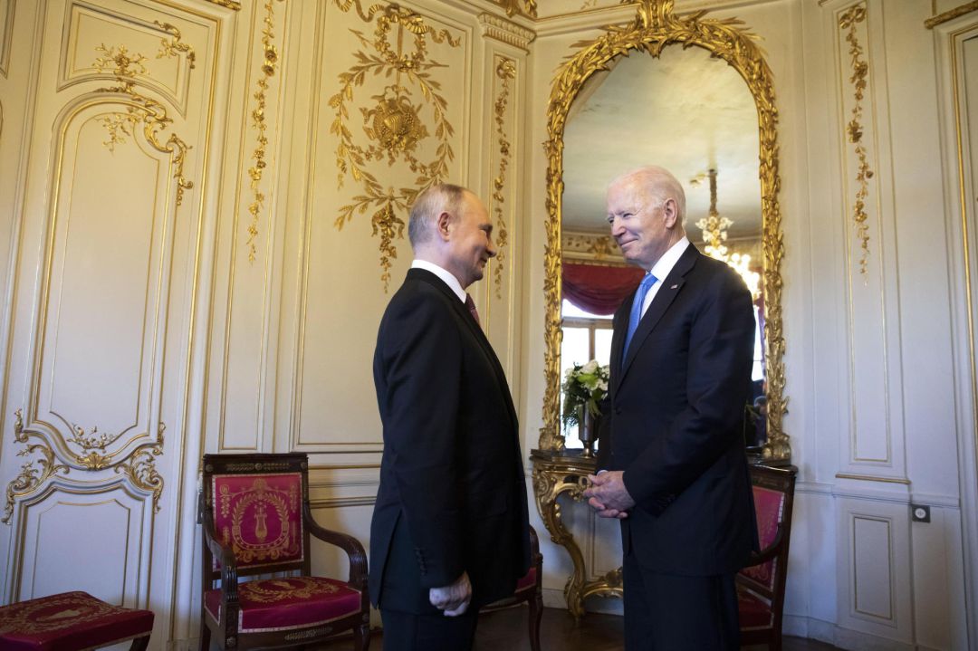 El presidente ruso, Vladimir Putin, conversa con el presidente de EEUU, Joe Biden, este miércoles en Ginebra. El presidente ruso, Vladimir Putin, conversa con el presidente de EEUU, Joe Biden, este miércoles en Ginebra.