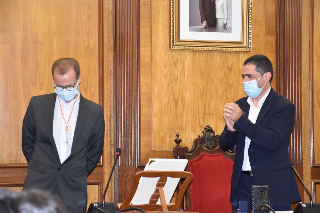 Jordi Segura ha tomado posesión como concejal del PSOE en el Ayuntamiento de Alcoy en un pleno extraordinario celebrado en la tarde de este miércoles. Jordi Segura ha tomado posesión como concejal del PSOE en el Ayuntamiento de Alcoy en un pleno extraordinario celebrado en la tarde de este miércoles.