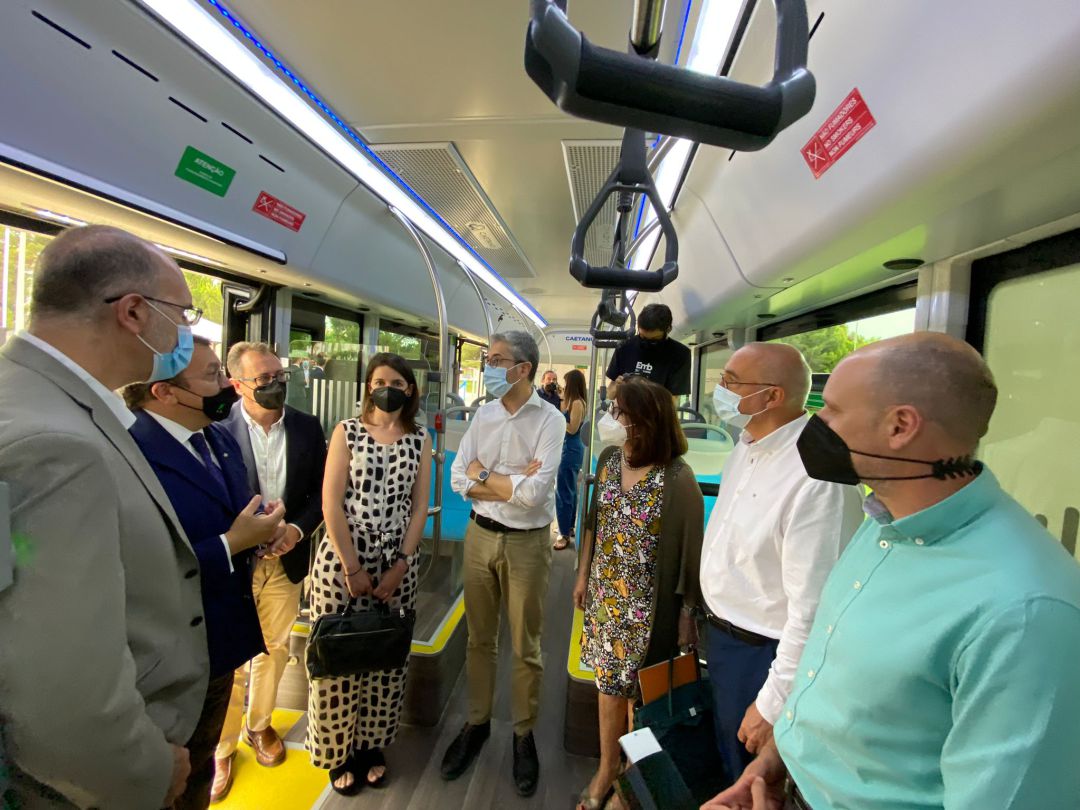 El conseller de Política Territorial y Movilidad, Arcadi España (c), la rectorra de la UA, Amparo Navaro (d) y el vicepresidente de Vectalia, Antonio Arias, en el primer viaje en autobús propulsado con hidrógeno. El conseller de Política Territorial y Movilidad, Arcadi España (c), la rectorra de la UA, Amparo Navaro (d) y el vicepresidente de Vectalia, Antonio Arias, en el primer viaje en autobús propulsado con hidrógeno.