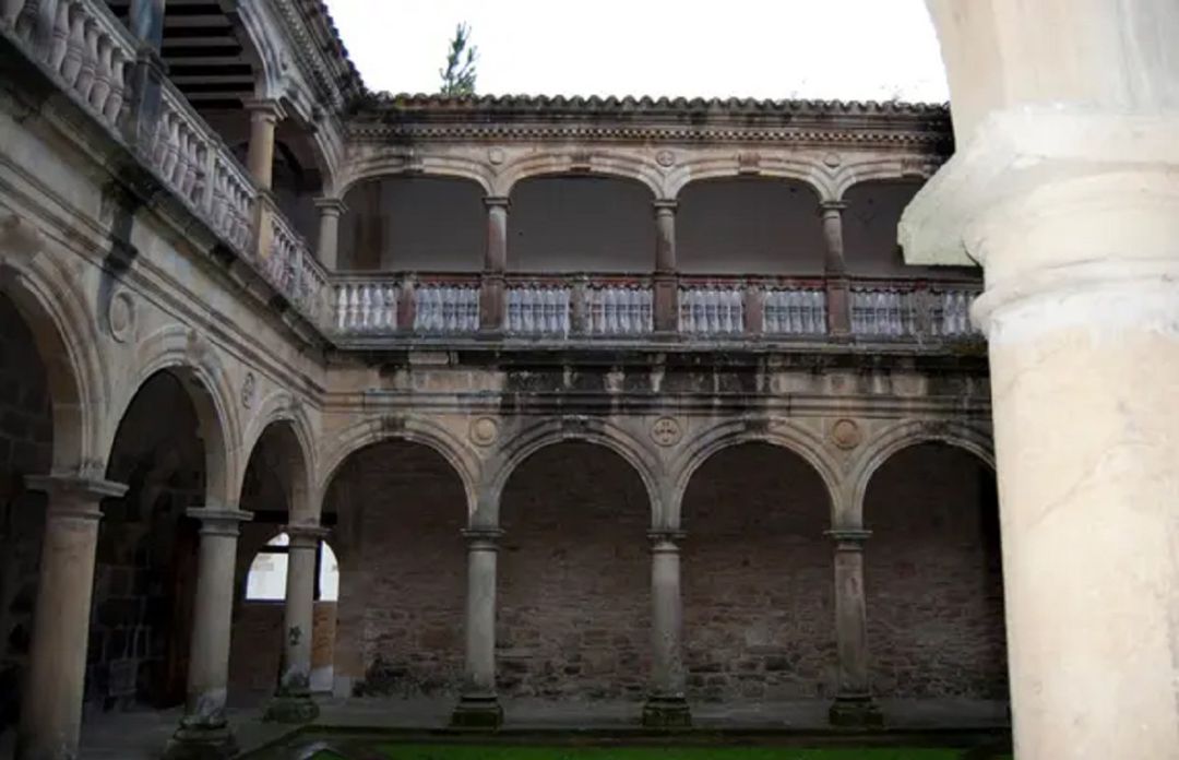 Dos hombres accedieron al monasterio con la intención de robar y, tras ser sorprendidos en su interior por un religioso, se dieron a la fuga por un balcón, lo que hizo que uno de ellos sufriera una caída, que obligó a su traslado al hospital, donde falleció tres días más tarde. Dos hombres accedieron al monasterio con la intención de robar y, tras ser sorprendidos en su interior por un religioso, se dieron a la fuga por un balcón, lo que hizo que uno de ellos sufriera una caída, que obligó a su traslado al hospital, donde falleció tres días más tarde.
