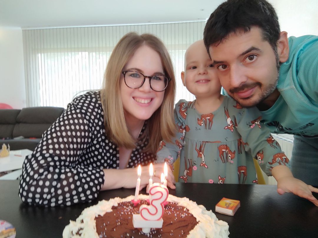 La pequeña Abril junto a sus padres, Rosa Martí y Jorge Arnau La pequeña Abril junto a sus padres, Rosa Martí y Jorge Arnau