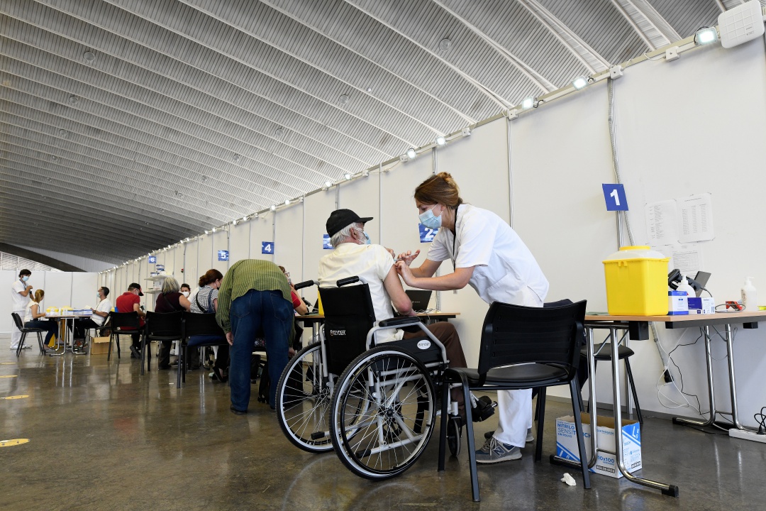 Vacunación en uno de los grandes centros habilitados por el Servicio Canario de Salud para suministrar la vacuna contra el Covid19 en Canarias Vacunación en uno de los grandes centros habilitados por el Servicio Canario de Salud para suministrar la vacuna contra el Covid19 en Canarias