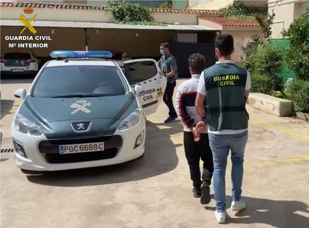 La Guardia Civil detiene a dos hombres, que les imputa el robo de tarjetas bancadias La Guardia Civil detiene a dos hombres, que les imputa el robo de tarjetas bancadias