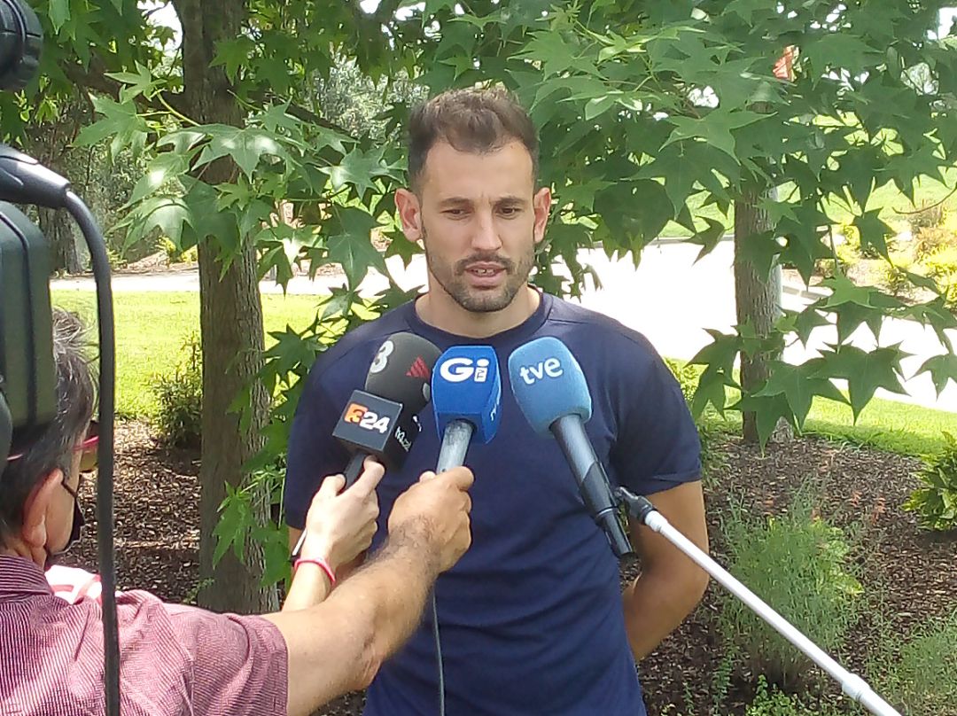Cristhian Stuani atenent als mitjans. Cristhian Stuani atenent als mitjans.