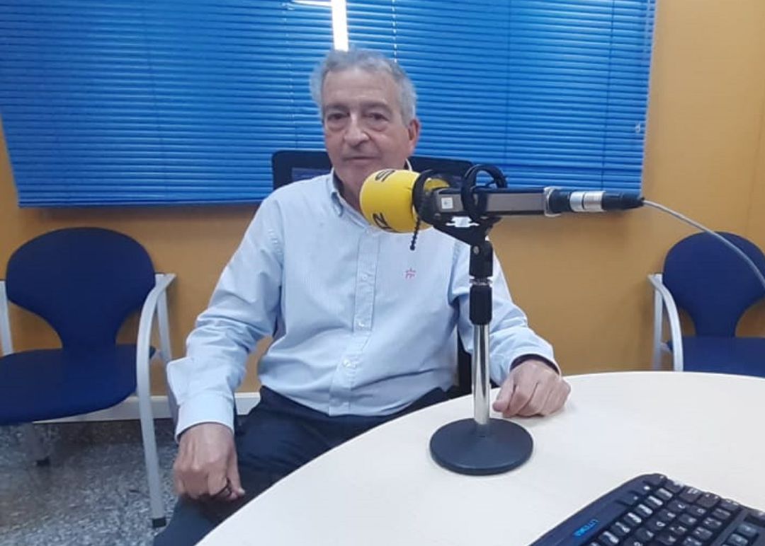 Carlos Ortega, en los estudios de Radio Granada Carlos Ortega, en los estudios de Radio Granada