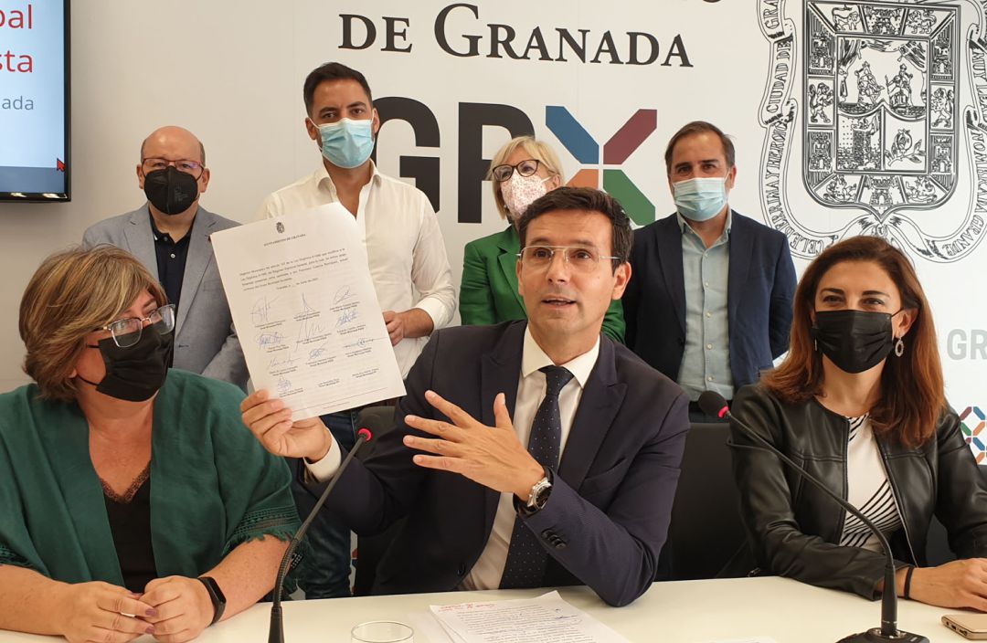 El portavoz del PSOE en el Ayuntamiento de Granada, Paco Cuenca, presenta la moción de censura contra el alcalde Luis Salvador (CS) a la que le faltan cuatro firmas para poder ser presentada. Cuenca ha comparecido acomapañado de todo el grupo municipal socialista. El portavoz del PSOE en el Ayuntamiento de Granada, Paco Cuenca, presenta la moción de censura contra el alcalde Luis Salvador (CS) a la que le faltan cuatro firmas para poder ser presentada. Cuenca ha comparecido acomapañado de todo el grupo municipal socialista.