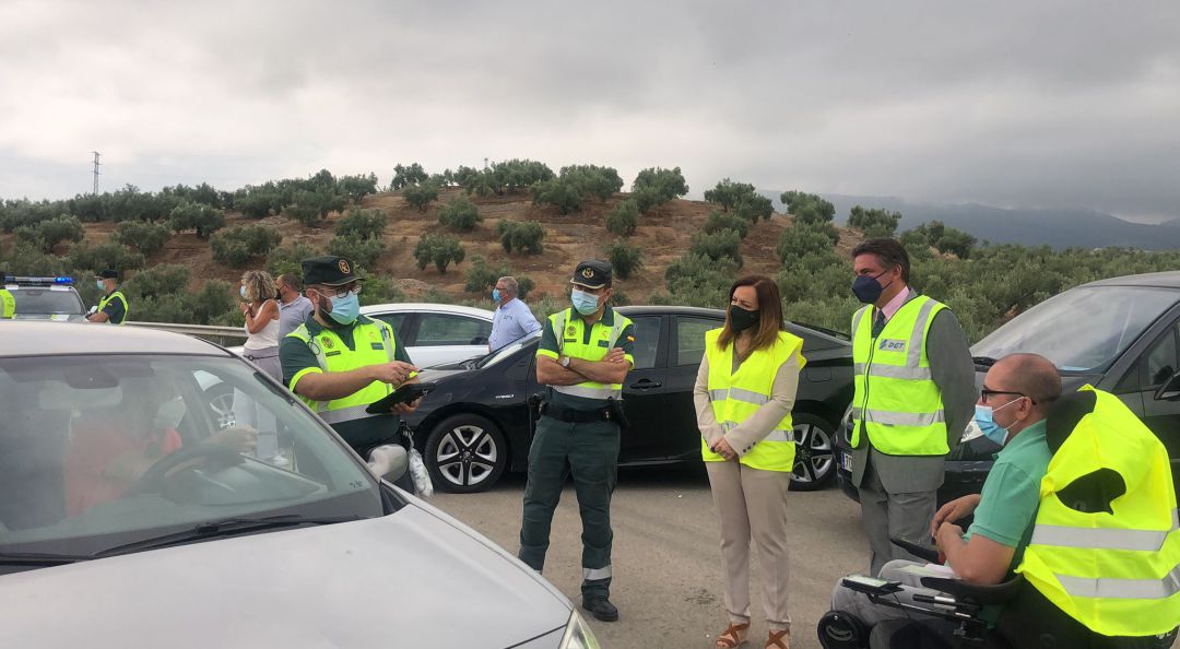Catalina Madueño, subdelegada del Gobierno, con el jefe provincial de la Dirección General de Tráfico, Juan Diego Ramírez, y el jefe del Subsector de Tráfico de la Guardia Civil de Jaén, el capitán Antonio Muñoz Mesa, además de Fernando Cañada, tesorero de Aspaym Jaén. Catalina Madueño, subdelegada del Gobierno, con el jefe provincial de la Dirección General de Tráfico, Juan Diego Ramírez, y el jefe del Subsector de Tráfico de la Guardia Civil de Jaén, el capitán Antonio Muñoz Mesa, además de Fernando Cañada, tesorero de Aspaym Jaén.