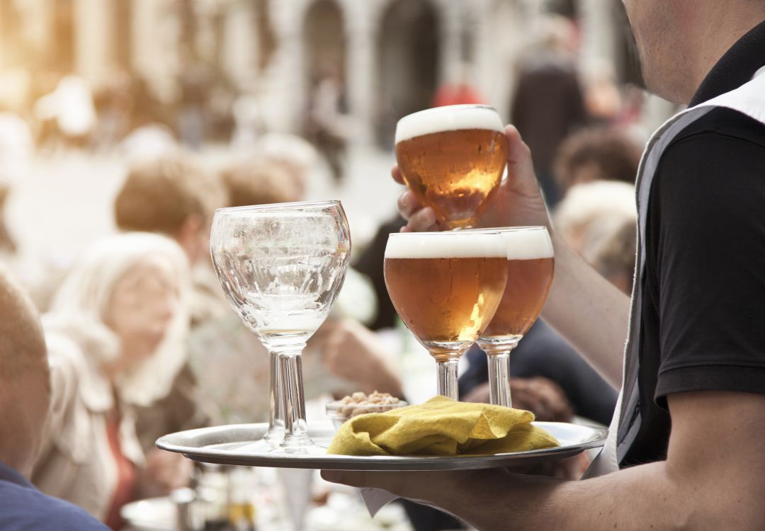 Las mesas y sillas de los bares y restaurantes jiennenses deberían ocupar solo un 50% por ciento del espacio urbano, según la legislación municipal vigente, pero esto no se cumple en muchos casos Las mesas y sillas de los bares y restaurantes jiennenses deberían ocupar solo un 50% por ciento del espacio urbano, según la legislación municipal vigente, pero esto no se cumple en muchos casos
