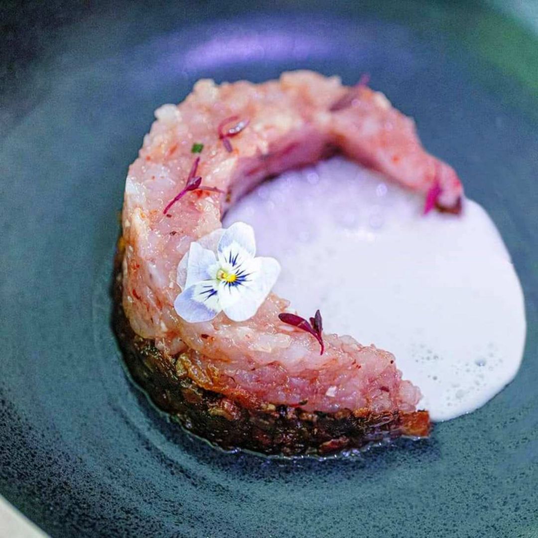 Tartar de alistados con ajoblanco de coco Tartar de alistados con ajoblanco de coco