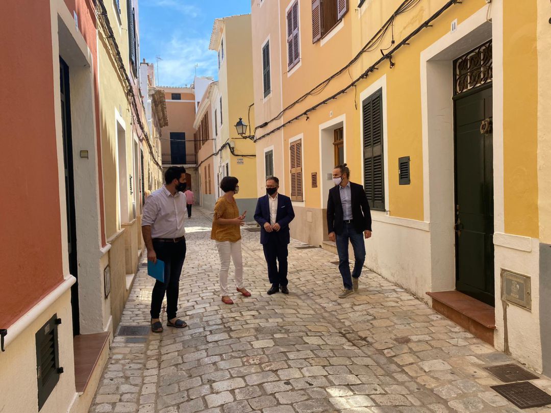 La batllesa Joana Gomila amb Josep Marí, conseller de Mobilitat i Habitatge, durant una visita a Ciutadella. La batllesa Joana Gomila amb Josep Marí, conseller de Mobilitat i Habitatge, durant una visita a Ciutadella.