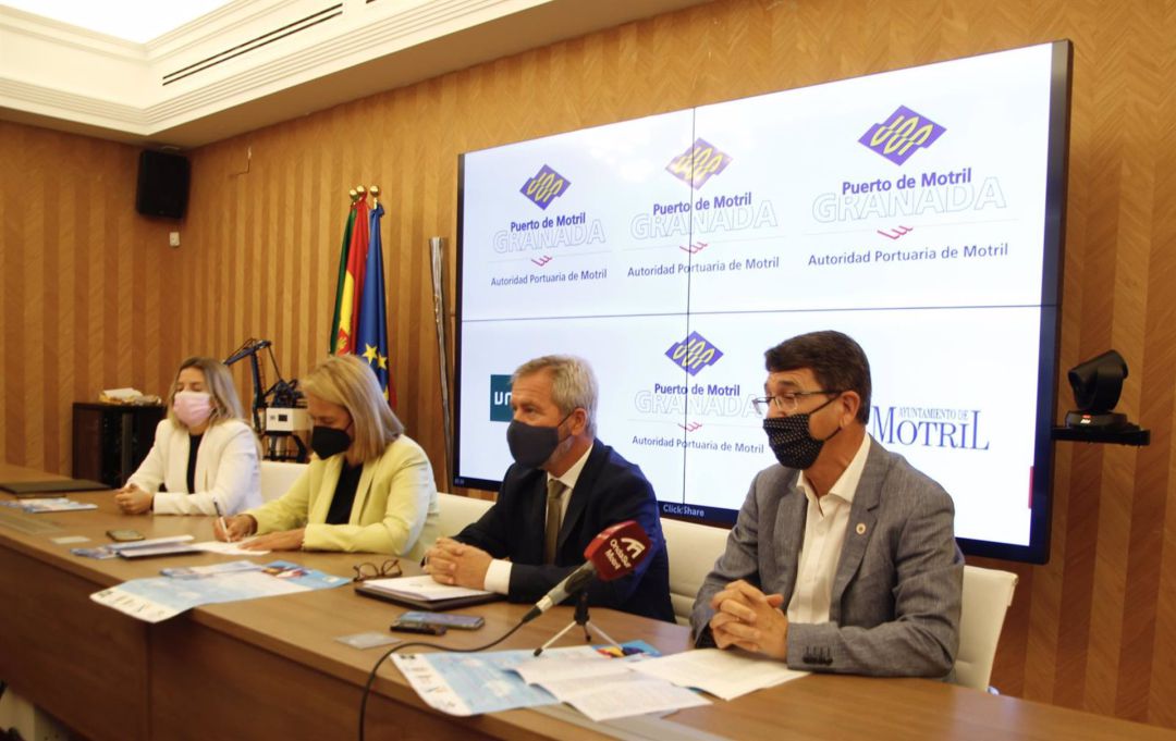 El director de la UNED, Jose Antonio Ruiz Caballero, presenta junto al presidente de la autoridad portuaria, José García Fuentes, la alcaldesa de Motril, Luisa García Chamorro y la concejala de educación, Débora Juárez, los cursos de verano El director de la UNED, Jose Antonio Ruiz Caballero, presenta junto al presidente de la autoridad portuaria, José García Fuentes, la alcaldesa de Motril, Luisa García Chamorro y la concejala de educación, Débora Juárez, los cursos de verano