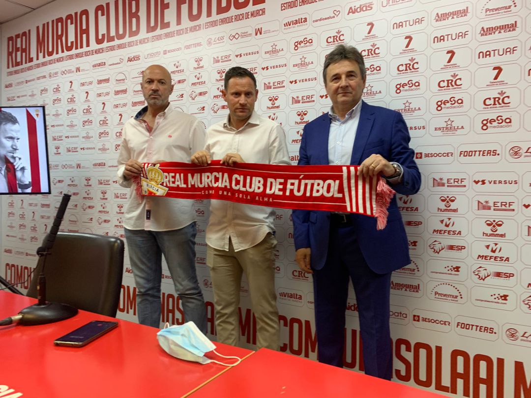 Manolo Molina, Mario Simón y Agustín Ramos en la presentación del nuevo técnico del Real Murcia Manolo Molina, Mario Simón y Agustín Ramos en la presentación del nuevo técnico del Real Murcia