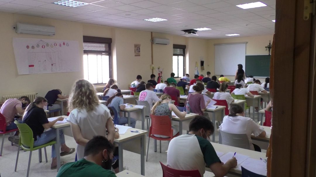 Estudiantes examinándose de Selectividad en SAFA Úbeda Estudiantes examinándose de Selectividad en SAFA Úbeda