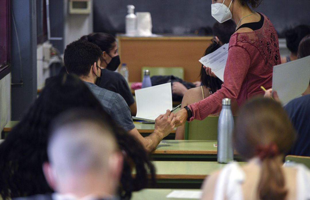 Una examinadora reparte uno de los exámenes de la selectividad 2021 a los estudiantes, en la Universidad Politécnica de Valencia, el día del comienzo de los exámenes de selectividad 2021, a 8 de junio de 2021, en Valencia, Comunidad Valenciana, (España). Una examinadora reparte uno de los exámenes de la selectividad 2021 a los estudiantes, en la Universidad Politécnica de Valencia, el día del comienzo de los exámenes de selectividad 2021, a 8 de junio de 2021, en Valencia, Comunidad Valenciana, (España).