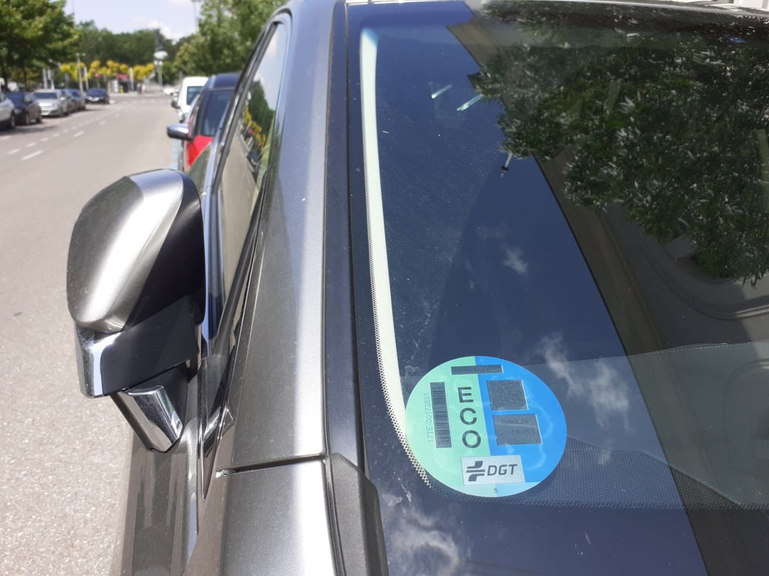 Etiqueta medioambiental en el parabrisas de un coche Etiqueta medioambiental en el parabrisas de un coche