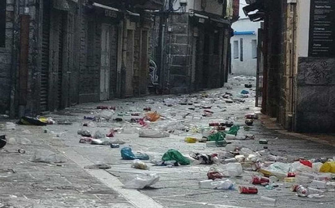 Efectos del botellón en la calle La Rúa. Efectos del botellón en la calle La Rúa.