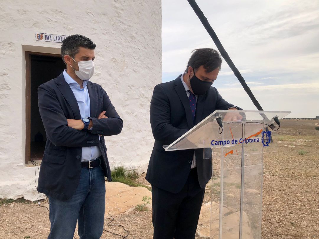 El presidente de la DO La Mancha, Carlos David Bonilla, junto al alcalde de Campo de Criptana, Santiago Lázaro El presidente de la DO La Mancha, Carlos David Bonilla, junto al alcalde de Campo de Criptana, Santiago Lázaro