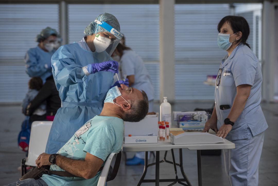 Un hombre se somete a una prueba PCR durante un cribado. Un hombre se somete a una prueba PCR durante un cribado.