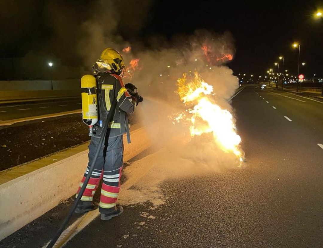 Uno de los bomberos del Consorcio de Seguridad y Emergencias de Lanzarote, sofocando el incendio de un contenedor en plena calzada de la LZ-1. Uno de los bomberos del Consorcio de Seguridad y Emergencias de Lanzarote, sofocando el incendio de un contenedor en plena calzada de la LZ-1.