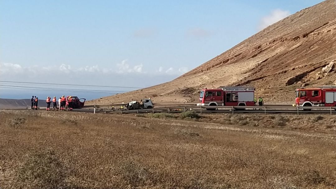 Servicios de Emergencia atendiendo a los heridos en el accidente ocurrido en la LZ-20. Servicios de Emergencia atendiendo a los heridos en el accidente ocurrido en la LZ-20.