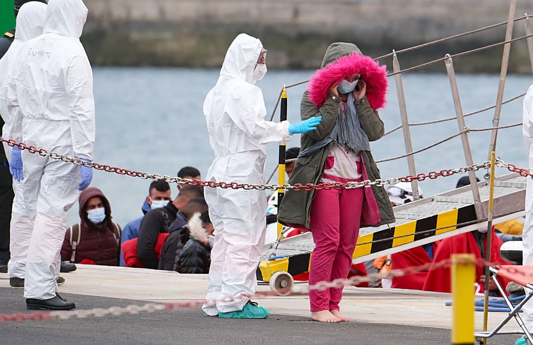 Una migrante tras haber sido rescatada de una patera en Fuerteventura, Canarias. Una migrante tras haber sido rescatada de una patera en Fuerteventura, Canarias.