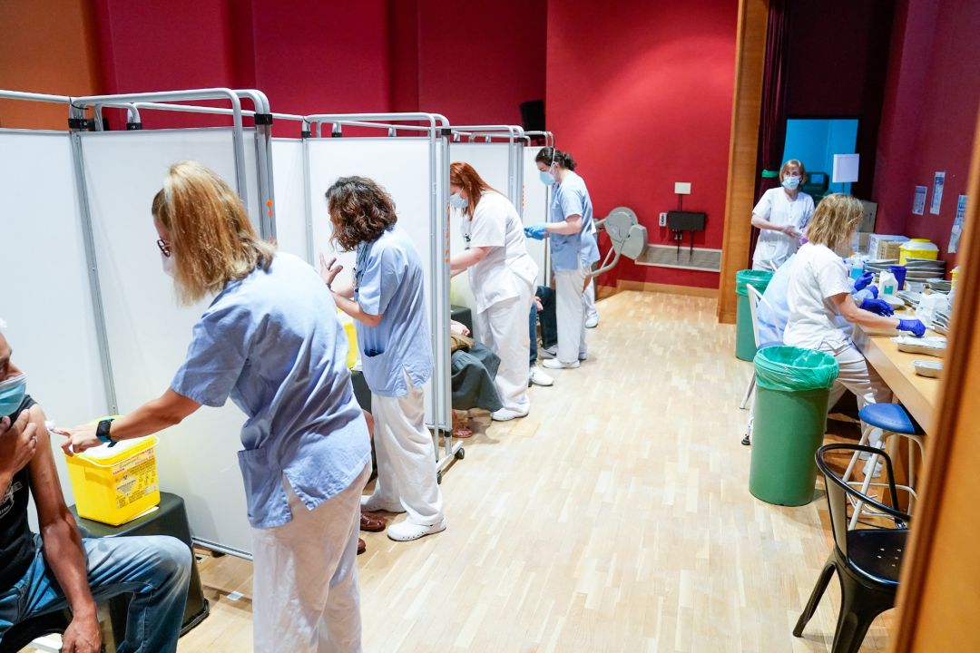 Trabajadoras sanitarias inoculan a pacientes la primera dosis de la vacuna de Pfizer-BioNTech contra el Covid-19 en el primer día de vacunación para madrileños de 40 a 49 años en el Hospital U. Severo Ochoa de Leganés Trabajadoras sanitarias inoculan a pacientes la primera dosis de la vacuna de Pfizer-BioNTech contra el Covid-19 en el primer día de vacunación para madrileños de 40 a 49 años en el Hospital U. Severo Ochoa de Leganés