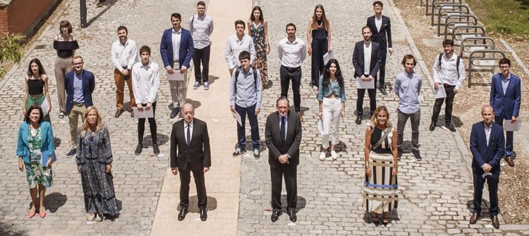 Los premiados este martes posan, en segundo plano, tras el rector de la UC3M, Juan Romo (3i); el presidente del Consejo Social de la Universidad y presidente de Santander Universidades, Matías Rodríguez Inciarte (3d); la directora de Santander Universidades y Universia España, Susana García Espinel (2d); el director de la planta de Getafe de Airbus, Jesús López Medina (1d), y la viceconsejera de Política Educativa de la Consejería de Educación y Juventud de la Comunidad de Madrid (2i) y la Secretaria General del Consejo Social de la UC3M, Rosario Romera (1i). Los premiados este martes posan, en segundo plano, tras el rector de la UC3M, Juan Romo (3i); el presidente del Consejo Social de la Universidad y presidente de Santander Universidades, Matías Rodríguez Inciarte (3d); la directora de Santander Universidades y Universia España, Susana García Espinel (2d); el director de la planta de Getafe de Airbus, Jesús López Medina (1d), y la viceconsejera de Política Educativa de la Consejería de Educación y Juventud de la Comunidad de Madrid (2i) y la Secretaria General del Consejo Social de la UC3M, Rosario Romera (1i).