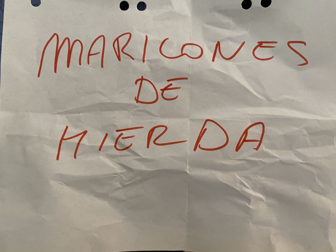 El mensaje homófobo que halló el matrimonio de Málaga en su buzón el pasado sábado El mensaje homófobo que halló el matrimonio de Málaga en su buzón el pasado sábado