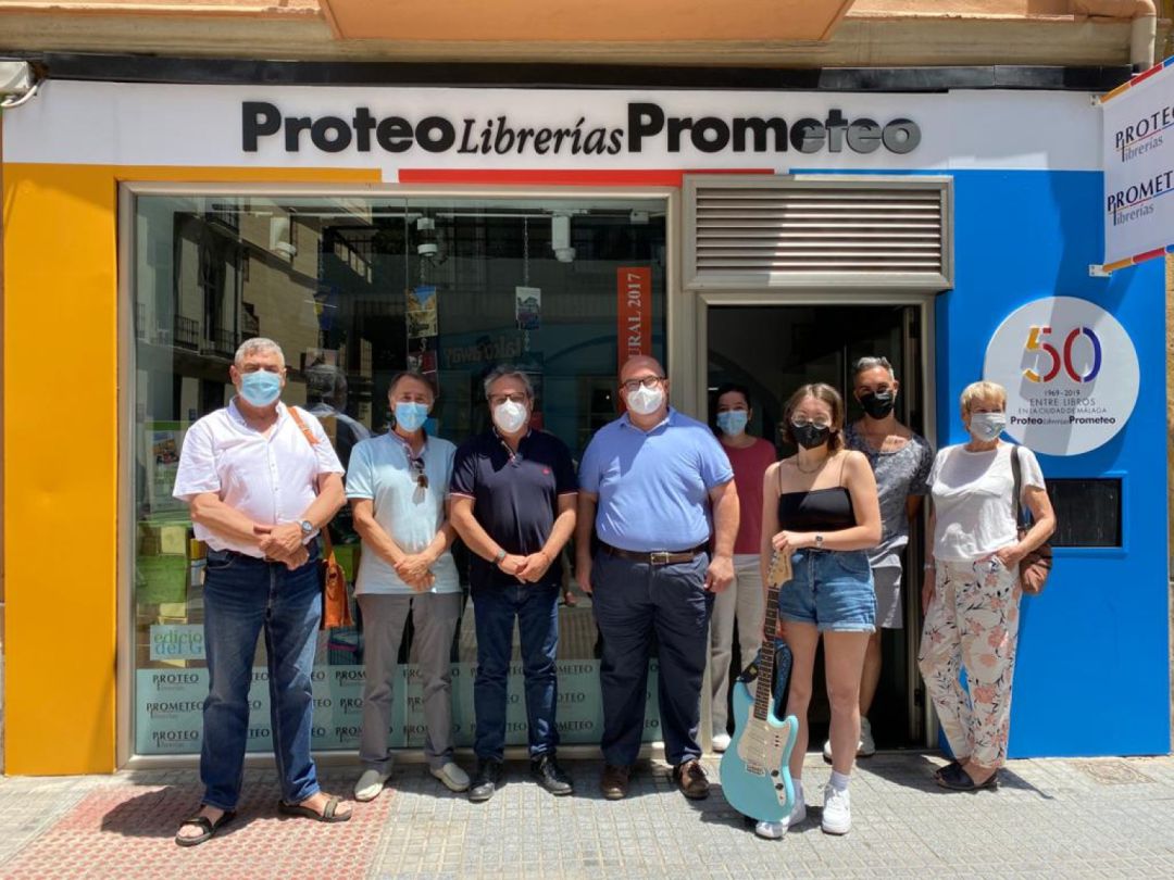 Trabajadores y amigos de Proteo en la puerta de la sede provisional de la librería en calle Álamos 1 Trabajadores y amigos de Proteo en la puerta de la sede provisional de la librería en calle Álamos 1