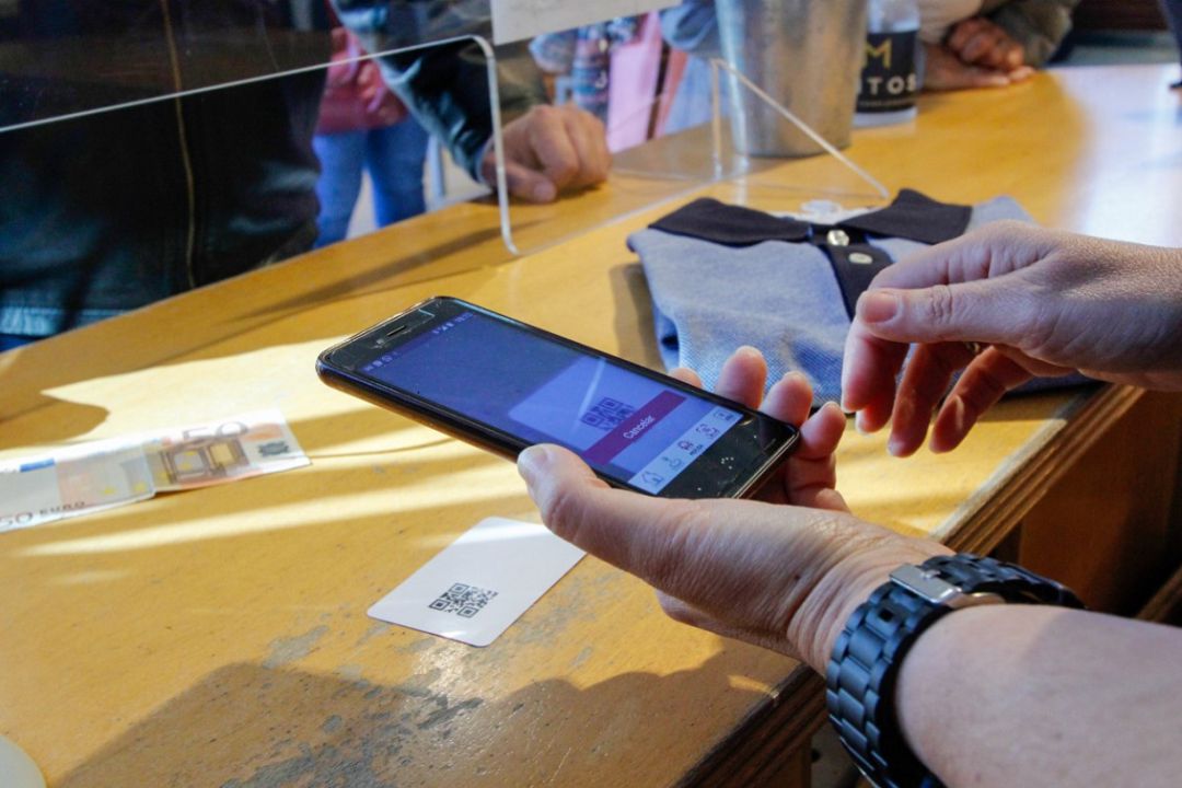 Un cliente hace uso en un establecimiento comercial de su bono consumo Un cliente hace uso en un establecimiento comercial de su bono consumo