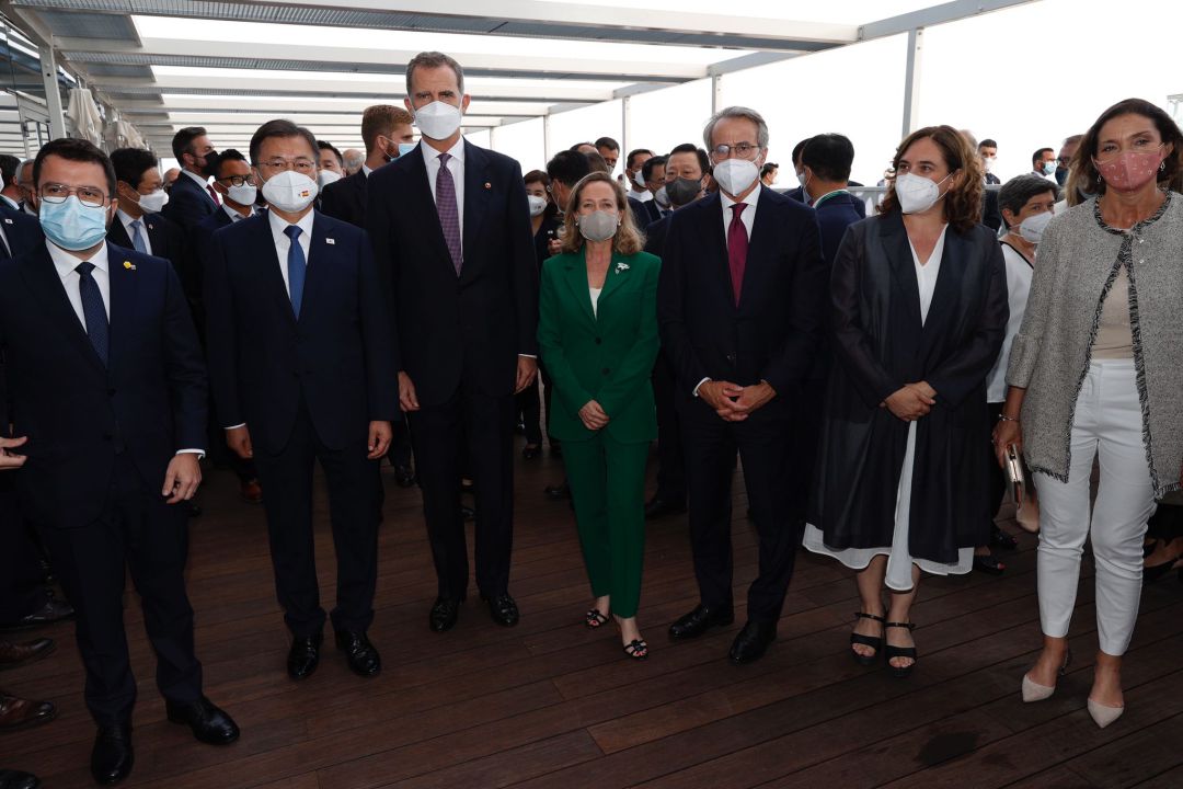 Finalmente sí ha habido foto de Pere Aragonès con el Rey, junto al presidente de Corea del Sur, las ministras Calviño y Maroto, y la alcaldesa de Barcelona, Ada Colau Finalmente sí ha habido foto de Pere Aragonès con el Rey, junto al presidente de Corea del Sur, las ministras Calviño y Maroto, y la alcaldesa de Barcelona, Ada Colau