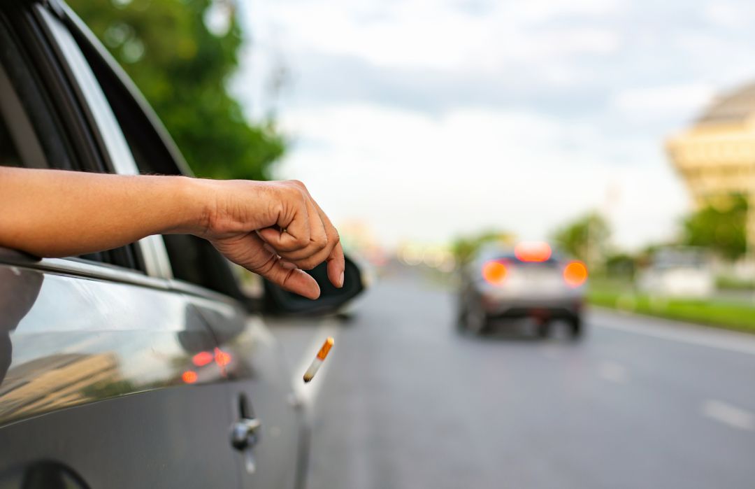 Estas son las penas por tirar colillas al volante. Estas son las penas por tirar colillas al volante.