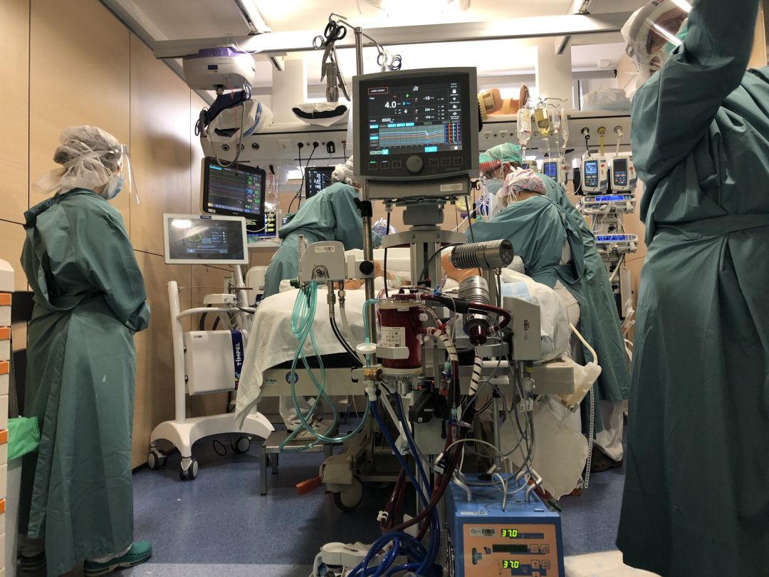 Profesionales sanitarios del Hospital Vall d'Hebron atienden a un paciente en la UCI Profesionales sanitarios del Hospital Vall d'Hebron atienden a un paciente en la UCI