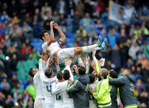 Manteo a Álvaro Arbeloa en su despedida Manteo a Álvaro Arbeloa en su despedida