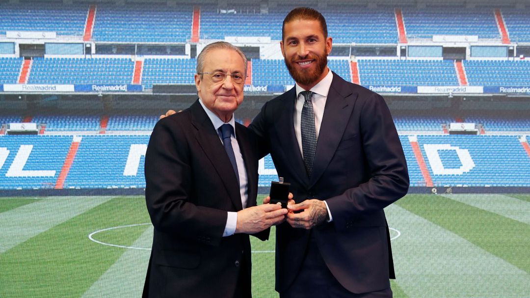 Florentino Pérez condecora a Sergio Ramos en su despedida Florentino Pérez condecora a Sergio Ramos en su despedida